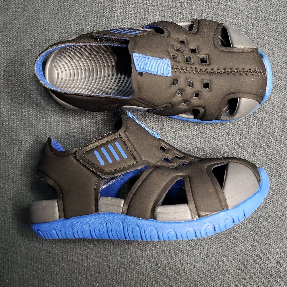 Black and Blue Wonder Nation Sandals Size 5-6
